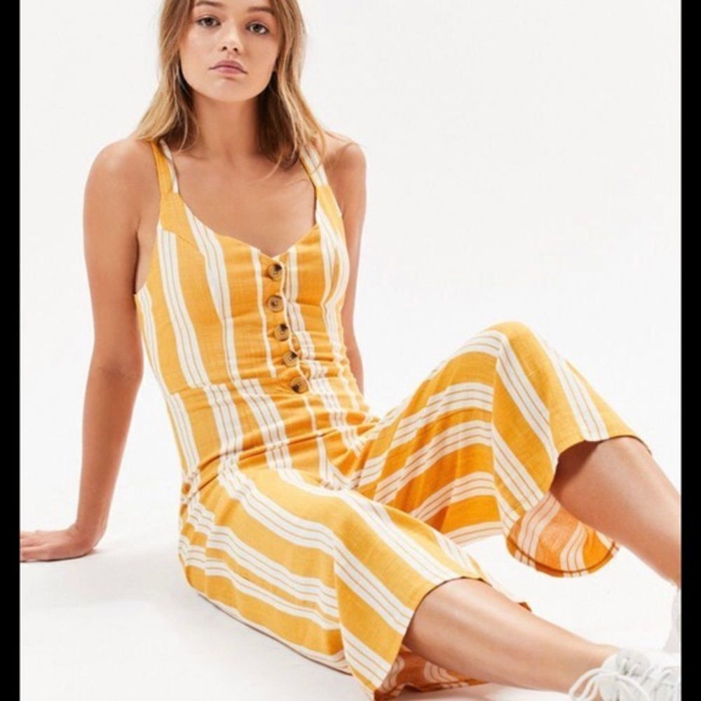 ✨ Tie back button front white yellow stripe jumpsuit✨